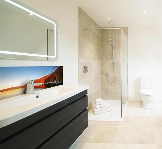 pano-deco, spécialiste de la crédence salle de bains sur mesure, finition mate ou brillante