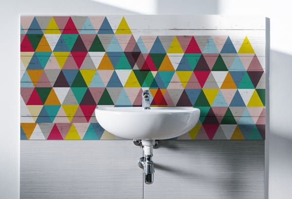 protection mural salle de bains, effet bois, triangles couleurs