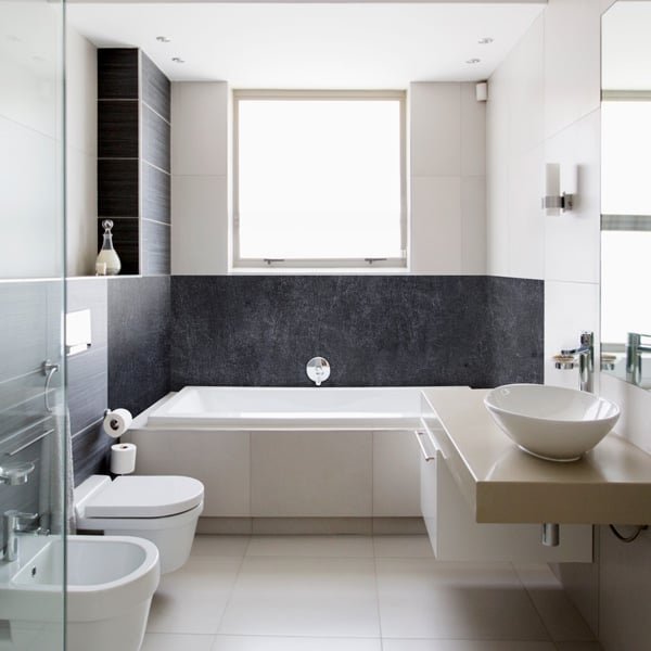 Revêtement aspect ardoise, Crédence sur-mesure et étanche pour la salle de bains.