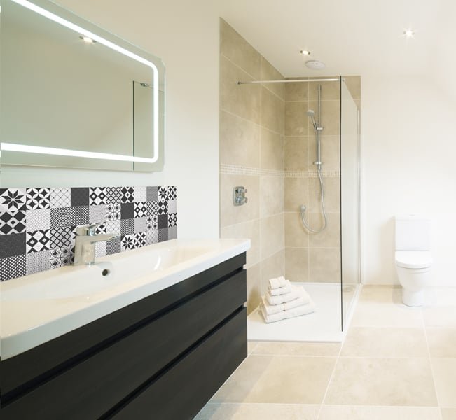 Crédence carreaux de ciment, facile à poser, design geometric tiles noir et blanc, pano deco