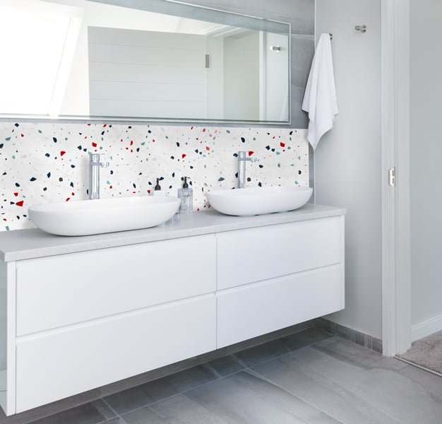 Panneau effet Terrazzo, blanc, bleu et rouge, panodeco