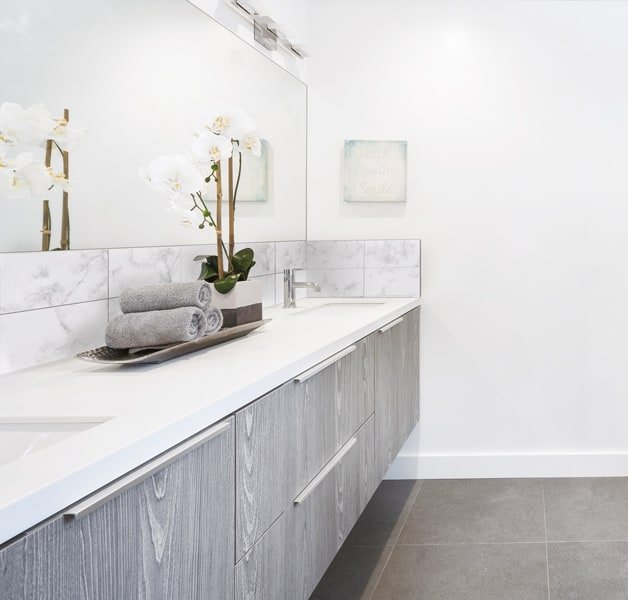 aspect matière, crédence salle de bains sur mesure, modèle marbre blanc