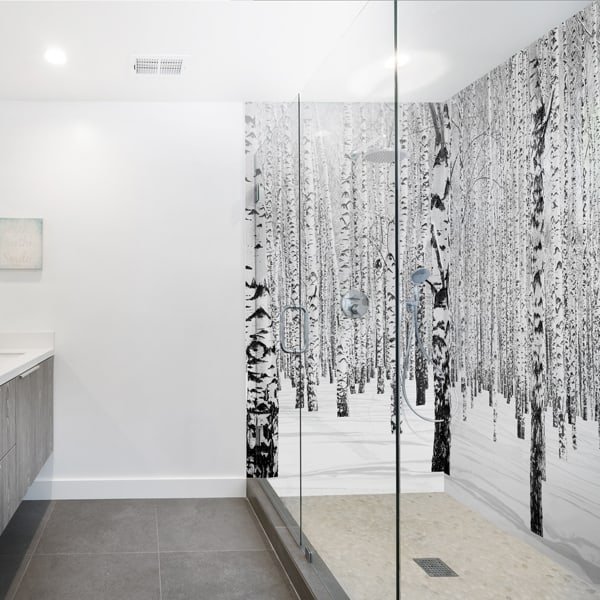 decoration mural salle de bains forêt de bouleaux. panneau étanche sur-mesure, facile d'entretien, panodeco