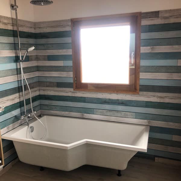 Crédence sur mesure, découpe fenêtre, modèle esprit cabane, effet bois peint bleu